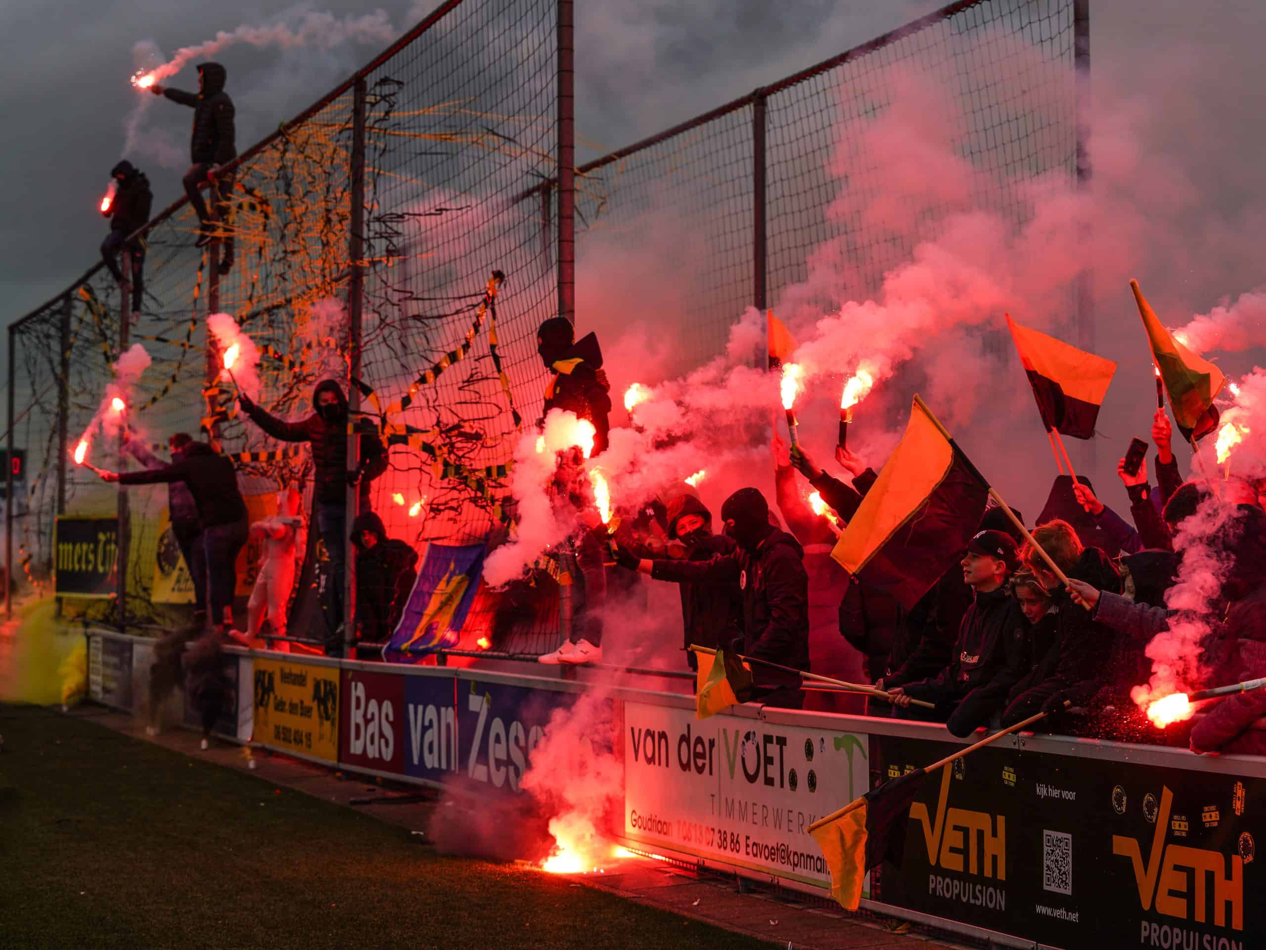 Pyrofestijn en zaagpartijen: VVAC wint regioderby van Groot-Ammers
