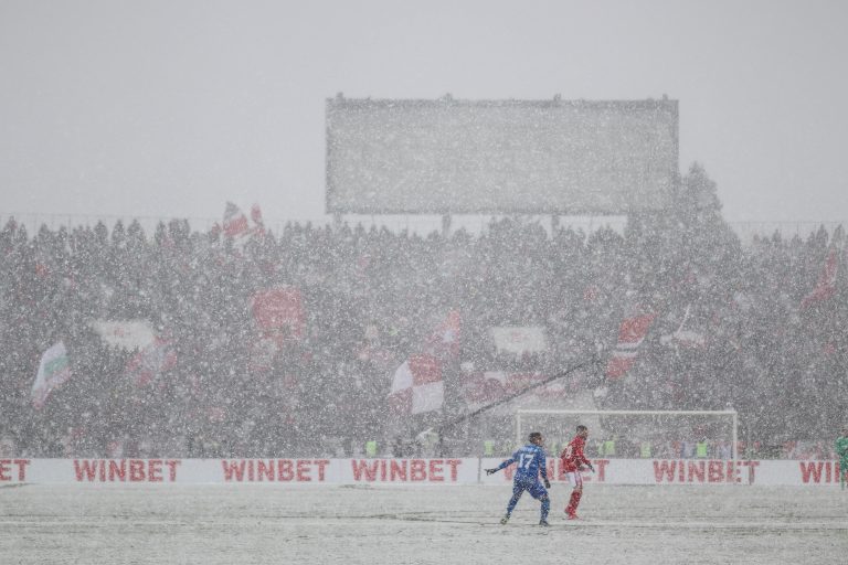 Unieke Sofiaderby: sneeuw, vechtvoetbal en geluidsgeweld