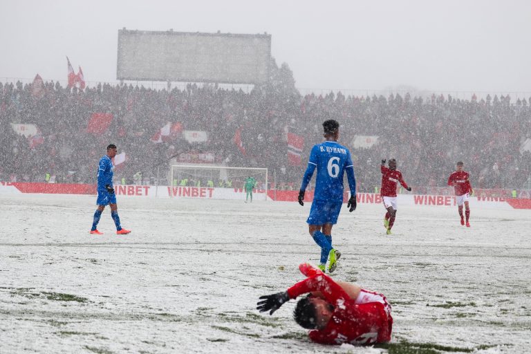 Unieke Sofiaderby: sneeuw, vechtvoetbal en geluidsgeweld