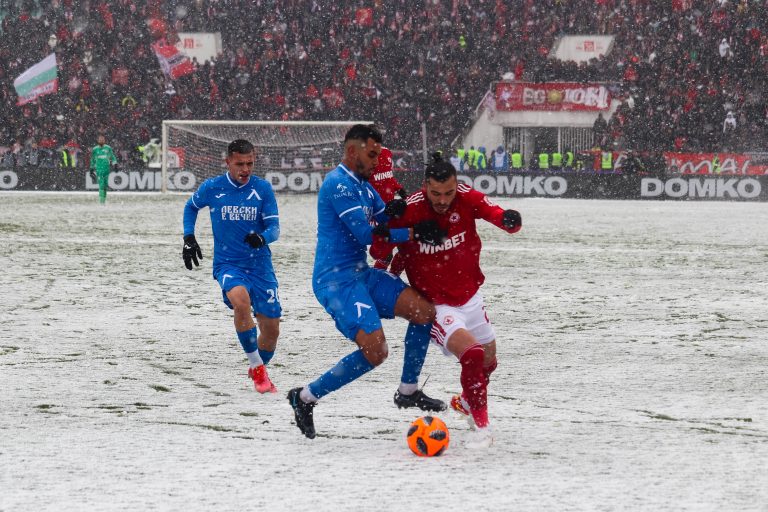 Unieke Sofiaderby: sneeuw, vechtvoetbal en geluidsgeweld