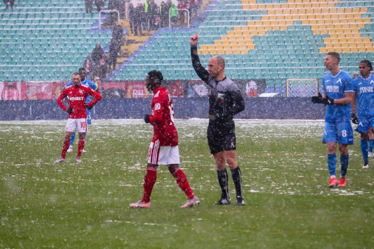 Unieke Sofiaderby: sneeuw, vechtvoetbal en geluidsgeweld