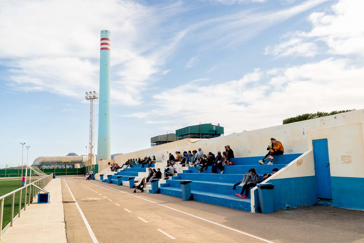 Voetballen onder de zon in het Spaanse Carboneras