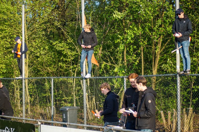 Ultras Eerbeek tegen Dieren Youth in doordeweekse derby