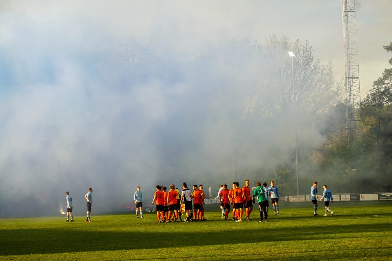 Ultras Eerbeek tegen Dieren Youth in doordeweekse derby