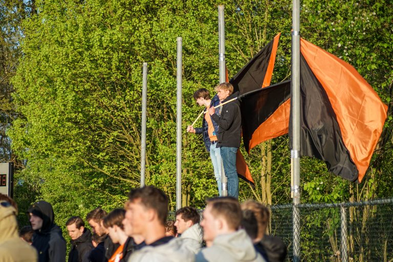 Ultras Eerbeek tegen Dieren Youth in doordeweekse derby