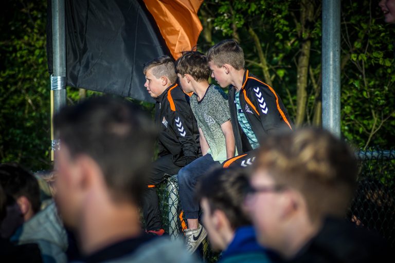 Ultras Eerbeek tegen Dieren Youth in doordeweekse derby