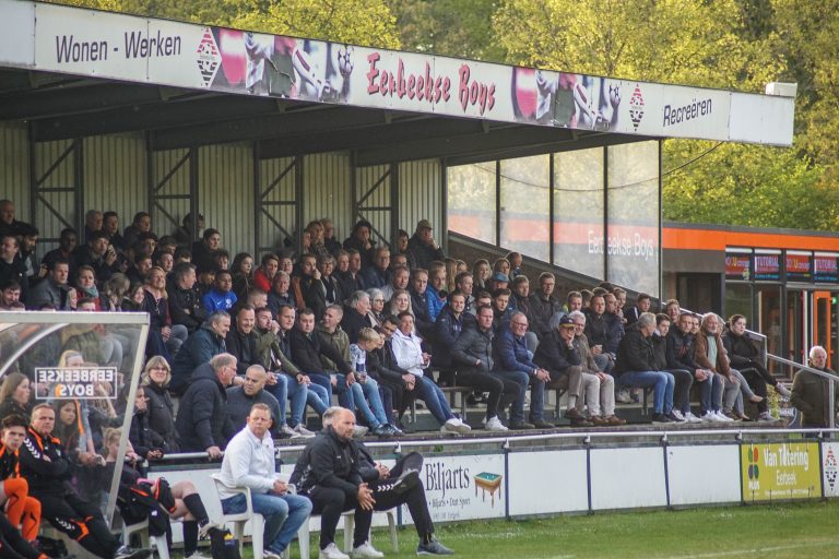 Ultras Eerbeek tegen Dieren Youth in doordeweekse derby