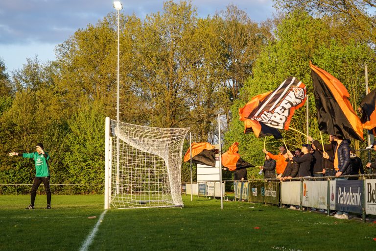 Ultras Eerbeek tegen Dieren Youth in doordeweekse derby