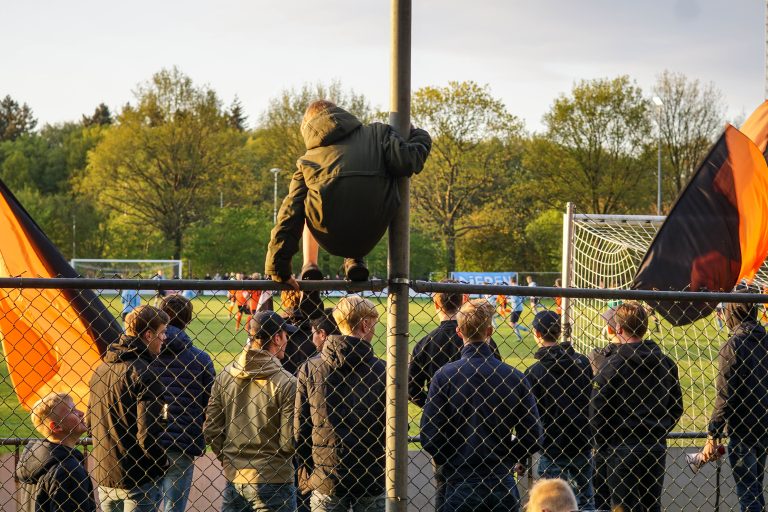 Ultras Eerbeek tegen Dieren Youth in doordeweekse derby