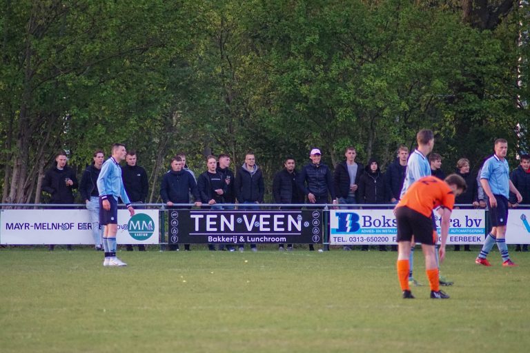 Ultras Eerbeek tegen Dieren Youth in doordeweekse derby