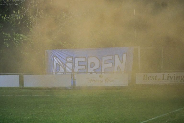 Ultras Eerbeek tegen Dieren Youth in doordeweekse derby