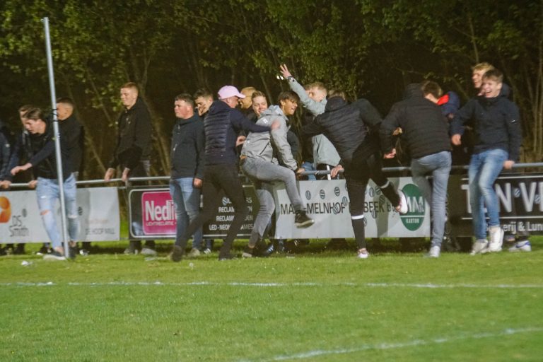 Ultras Eerbeek tegen Dieren Youth in doordeweekse derby