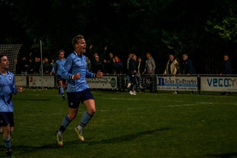 Ultras Eerbeek tegen Dieren Youth in doordeweekse derby