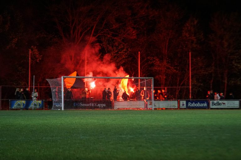 Ultras Eerbeek tegen Dieren Youth in doordeweekse derby