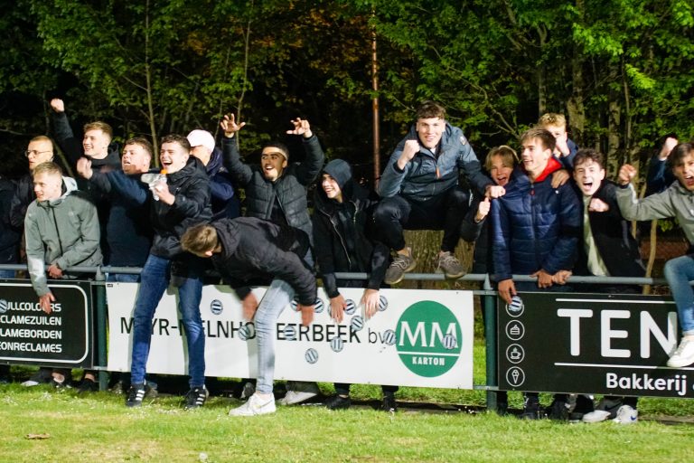 Ultras Eerbeek tegen Dieren Youth in doordeweekse derby