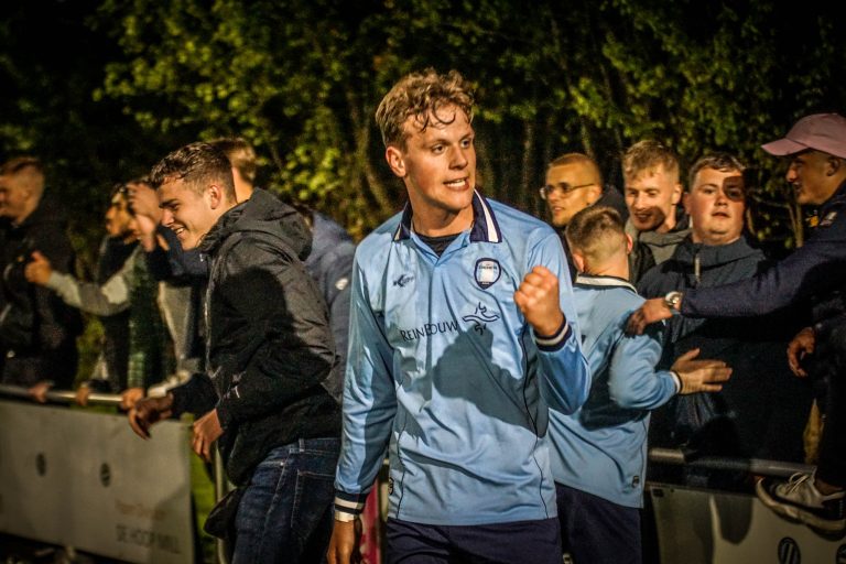 Ultras Eerbeek tegen Dieren Youth in doordeweekse derby