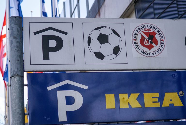 KDS Faja Lobi: voetballen op het dak van de IKEA