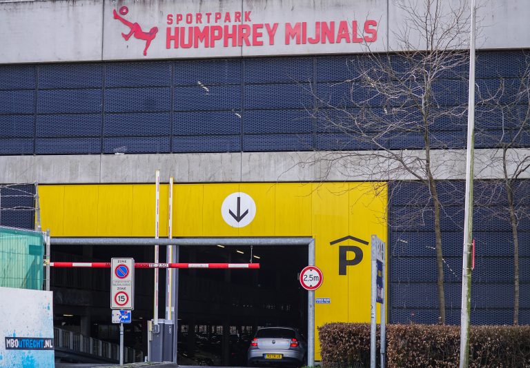 KDS Faja Lobi: voetballen op het dak van de IKEA