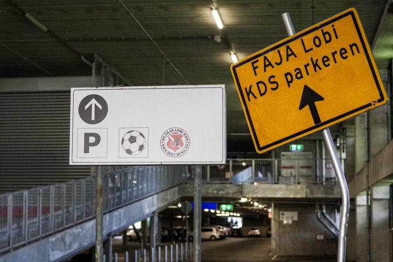 KDS Faja Lobi: voetballen op het dak van de IKEA