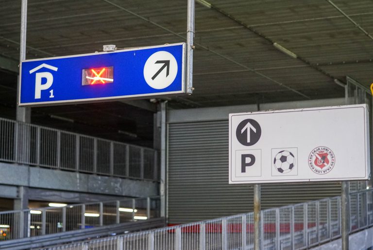 KDS Faja Lobi: voetballen op het dak van de IKEA