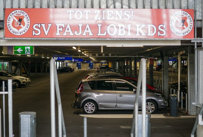 KDS Faja Lobi: voetballen op het dak van de IKEA