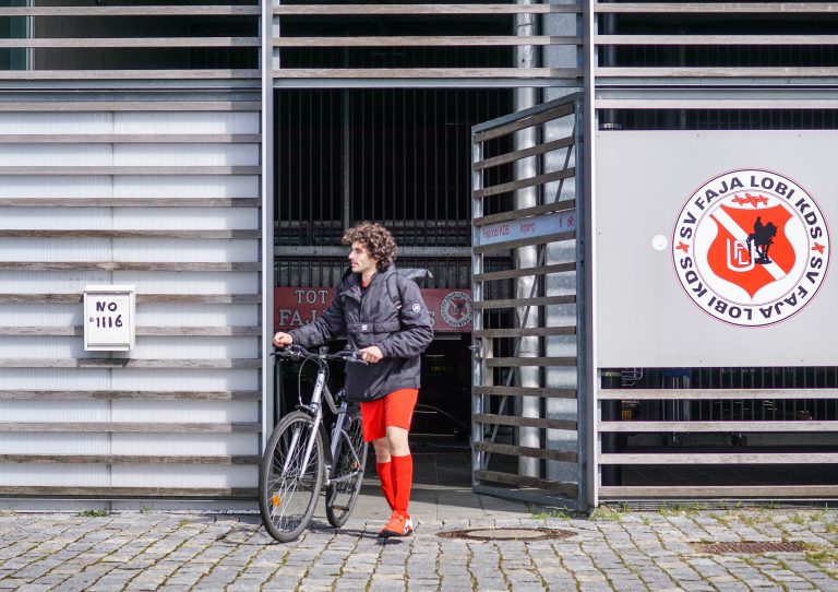 KDS Faja Lobi: voetballen op het dak van de IKEA