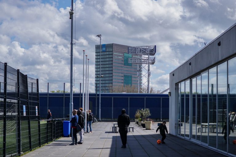 KDS Faja Lobi: voetballen op het dak van de IKEA