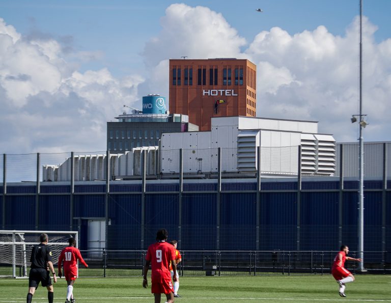 KDS Faja Lobi: voetballen op het dak van de IKEA