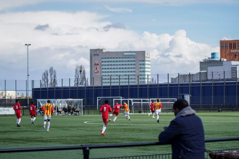 KDS Faja Lobi: voetballen op het dak van de IKEA