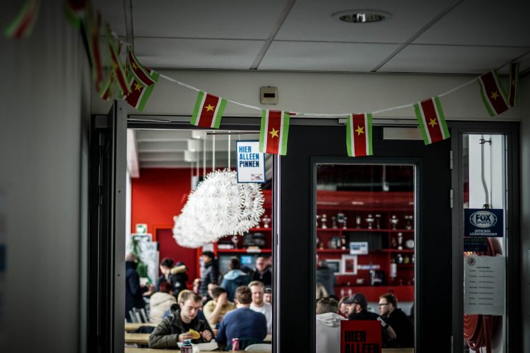 KDS Faja Lobi: voetballen op het dak van de IKEA