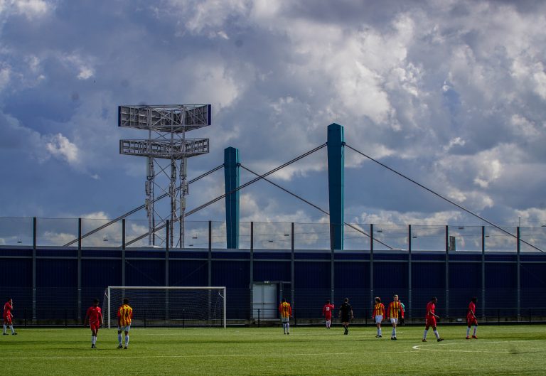 KDS Faja Lobi: voetballen op het dak van de IKEA