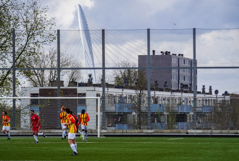 KDS Faja Lobi: voetballen op het dak van de IKEA