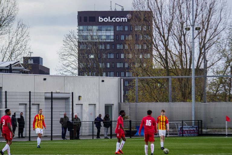 KDS Faja Lobi: voetballen op het dak van de IKEA