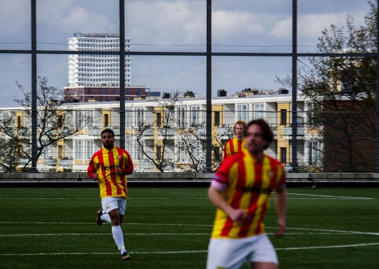 KDS Faja Lobi: voetballen op het dak van de IKEA