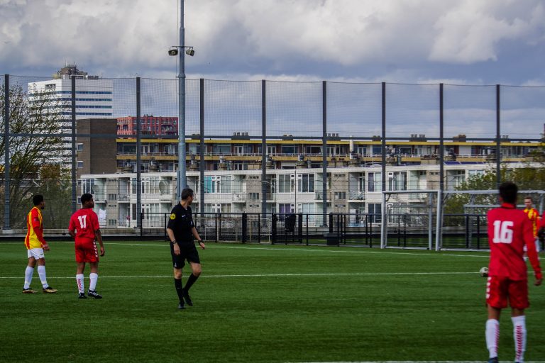 KDS Faja Lobi: voetballen op het dak van de IKEA