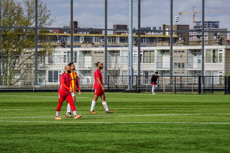 KDS Faja Lobi: voetballen op het dak van de IKEA