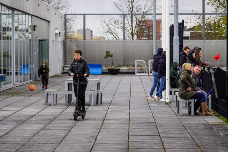 KDS Faja Lobi: voetballen op het dak van de IKEA