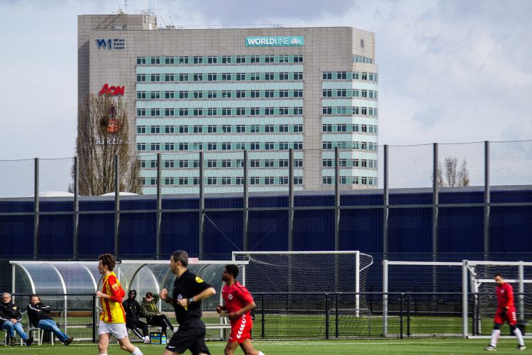 KDS Faja Lobi: voetballen op het dak van de IKEA