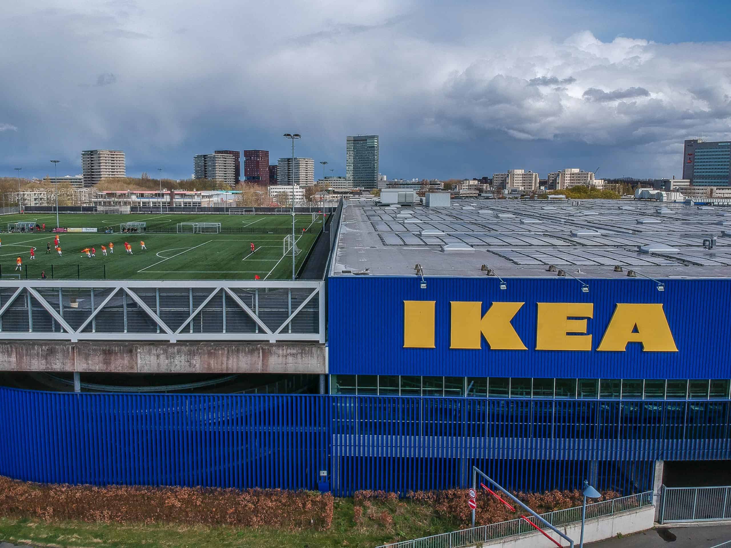 KDS Faja Lobi: voetballen op het dak van de IKEA