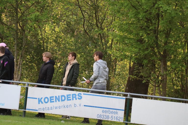 Ultras Eerbeek tegen Dieren Youth in doordeweekse derby