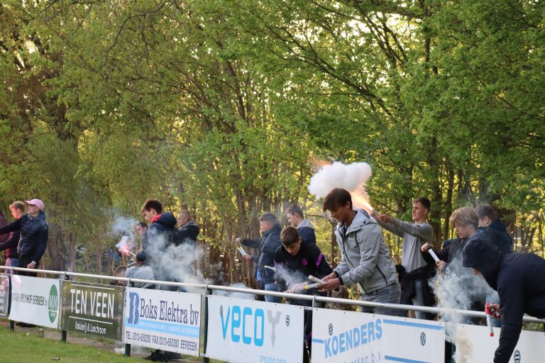Ultras Eerbeek tegen Dieren Youth in doordeweekse derby