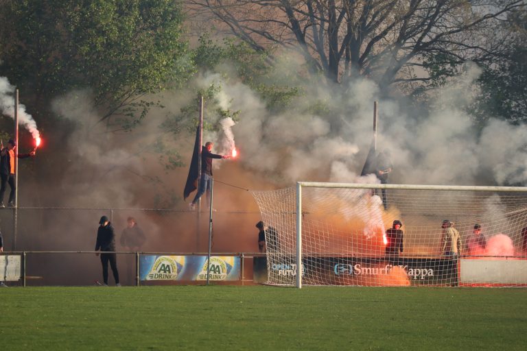 Ultras Eerbeek tegen Dieren Youth in doordeweekse derby