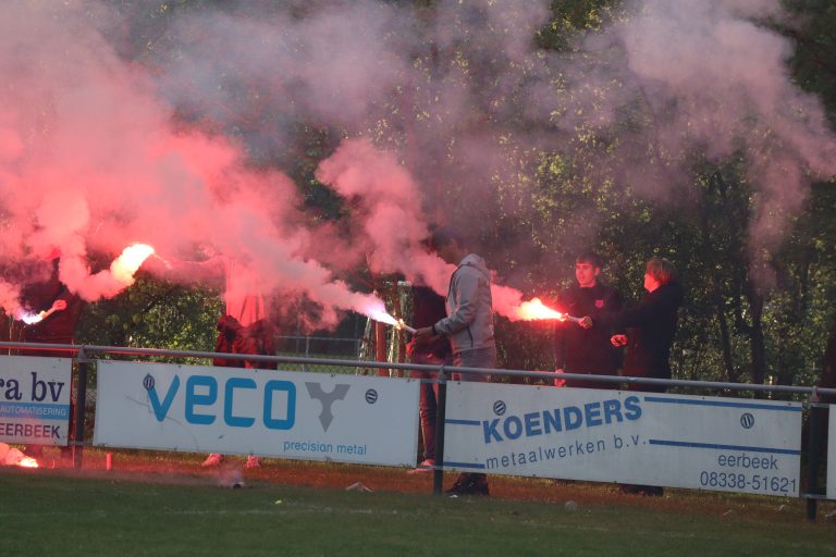 Ultras Eerbeek tegen Dieren Youth in doordeweekse derby