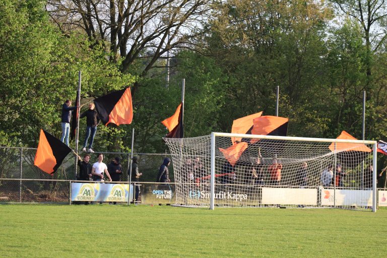 Ultras Eerbeek tegen Dieren Youth in doordeweekse derby