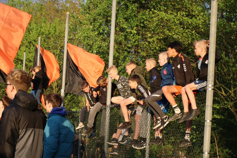 Ultras Eerbeek tegen Dieren Youth in doordeweekse derby