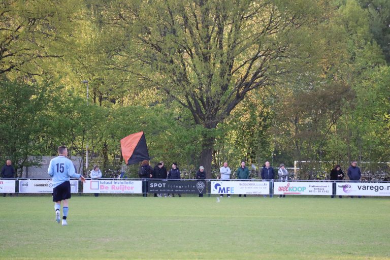 Ultras Eerbeek tegen Dieren Youth in doordeweekse derby