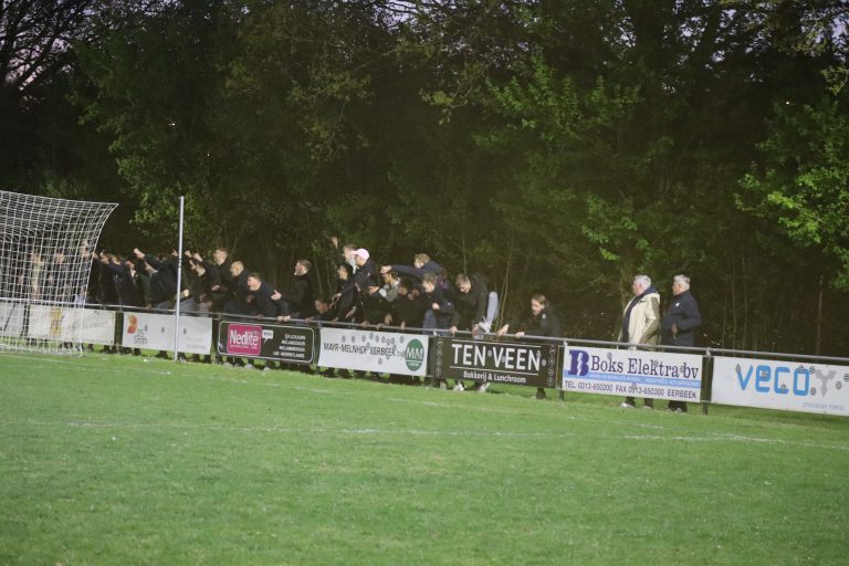 Ultras Eerbeek tegen Dieren Youth in doordeweekse derby