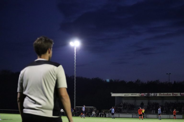 Ultras Eerbeek tegen Dieren Youth in doordeweekse derby