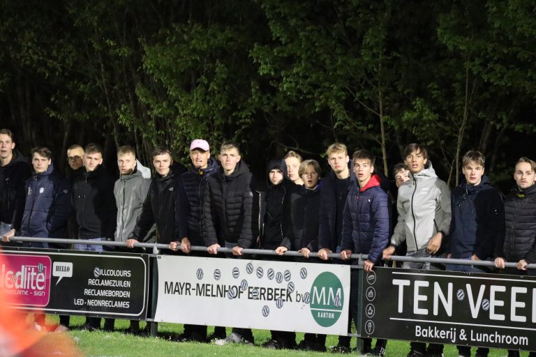 Ultras Eerbeek tegen Dieren Youth in doordeweekse derby