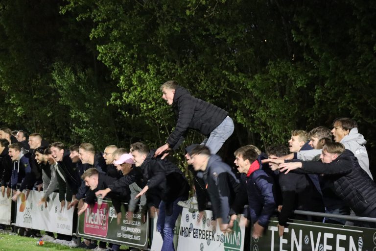 Ultras Eerbeek tegen Dieren Youth in doordeweekse derby